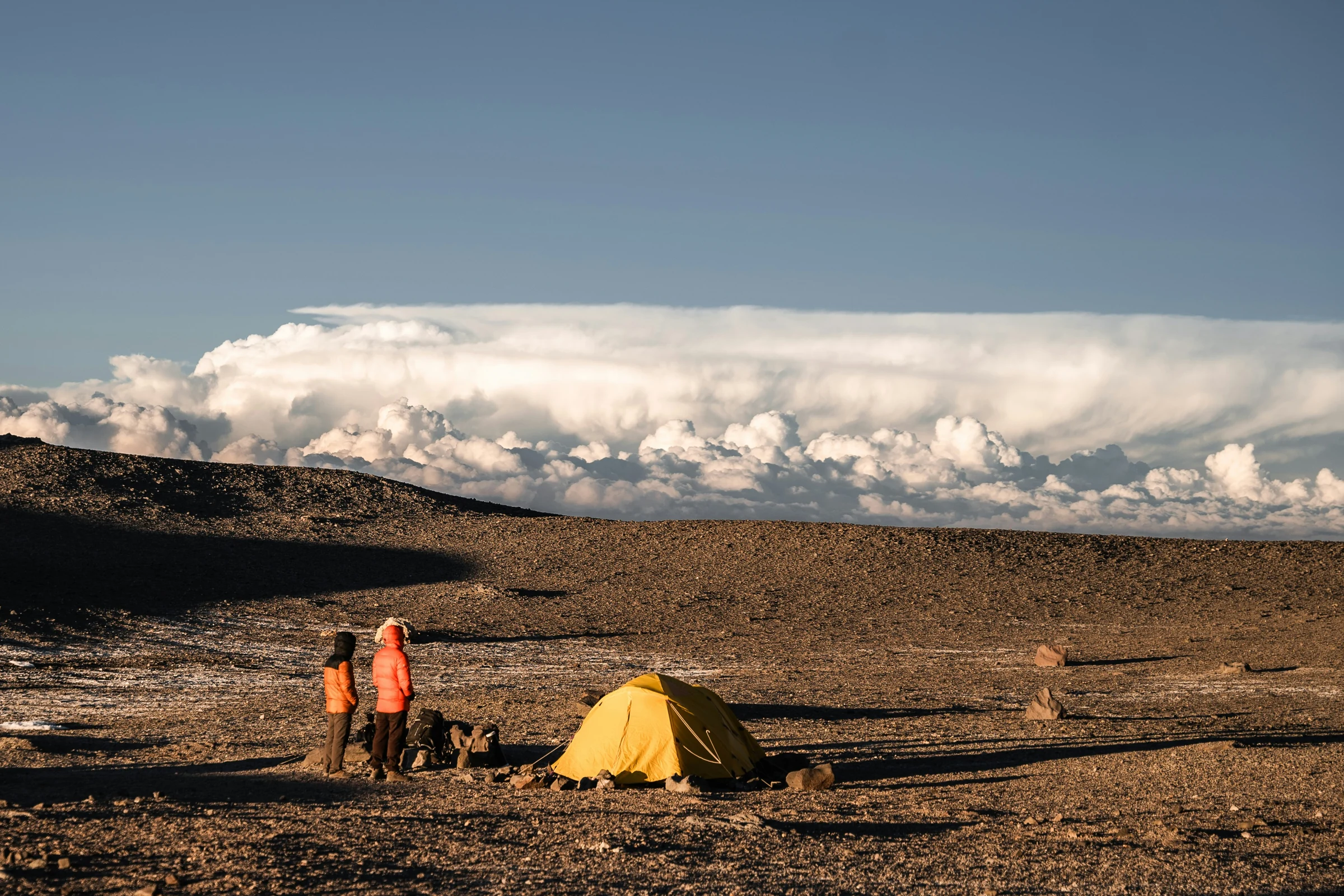 Campamento al atardecer en el Aconcagua, Argentina