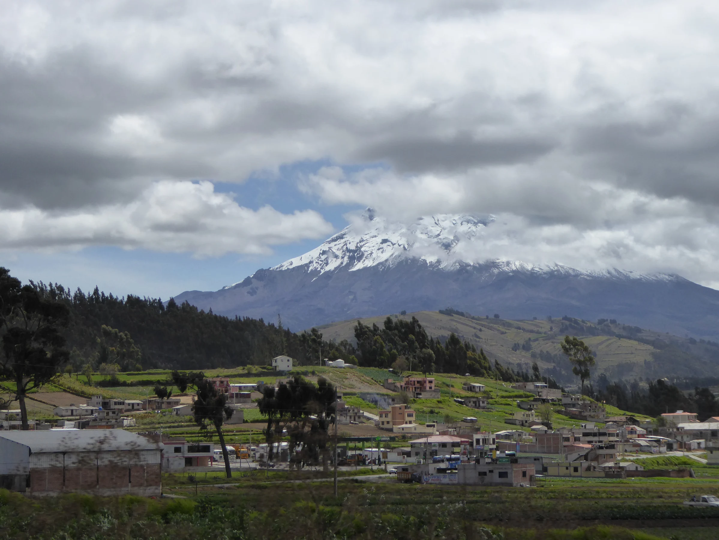 Chimborazo entre nubes desde el paisaje rural ecuatoriano