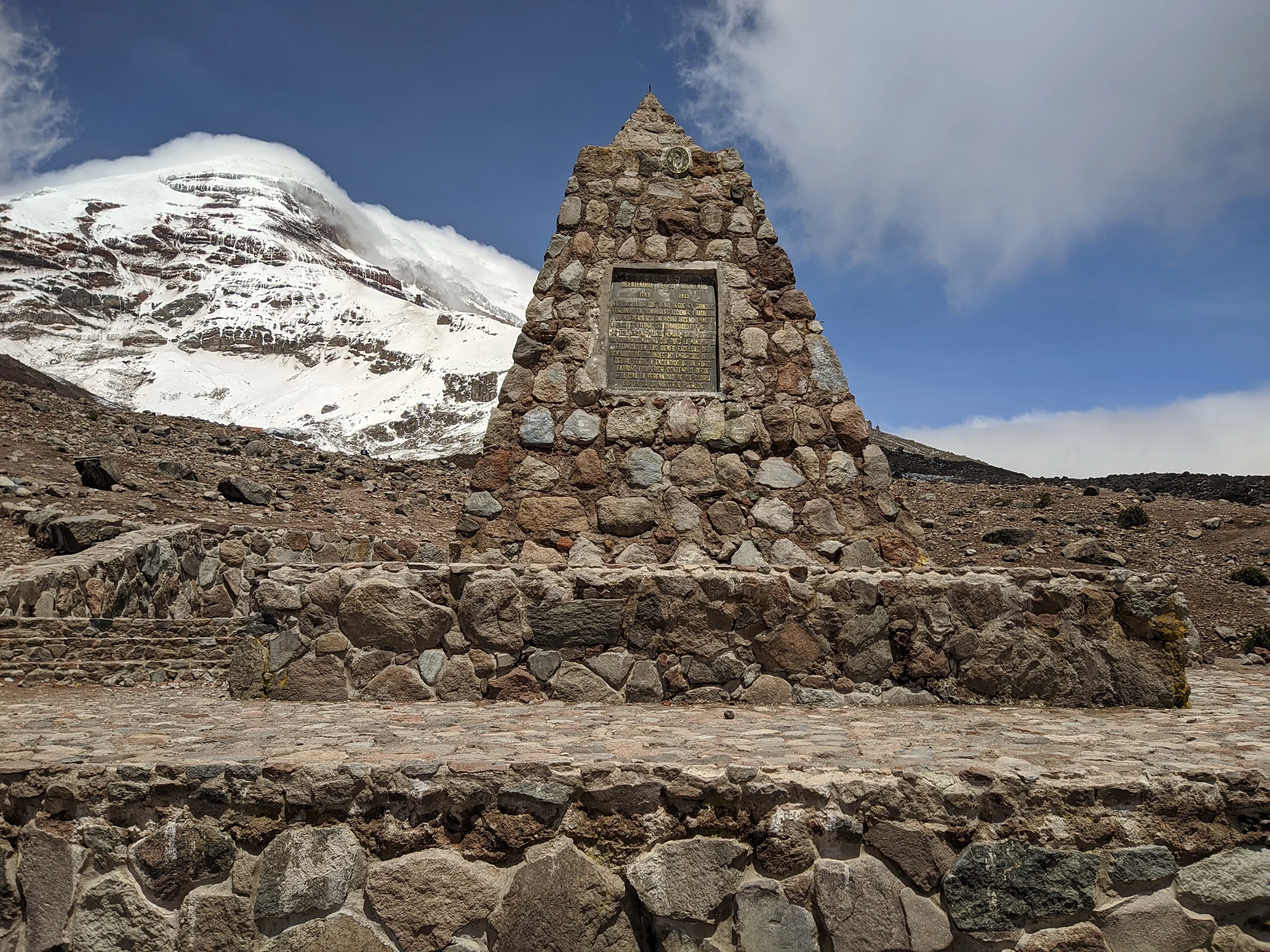 Monumento de piedra y cumbre nevada del Chimborazo
