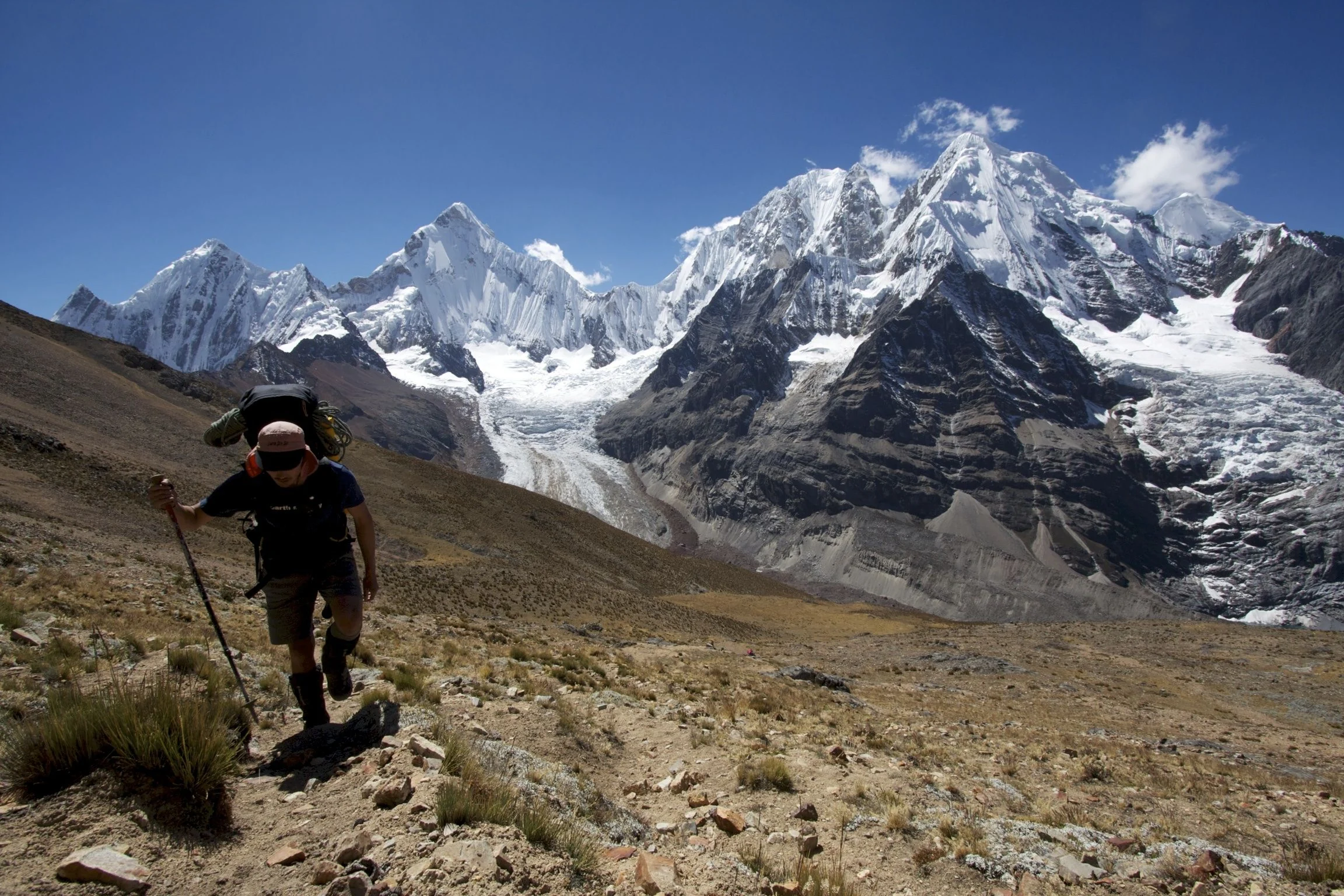 Un senderista entre las montañas de la Cordillera Huayhuash
