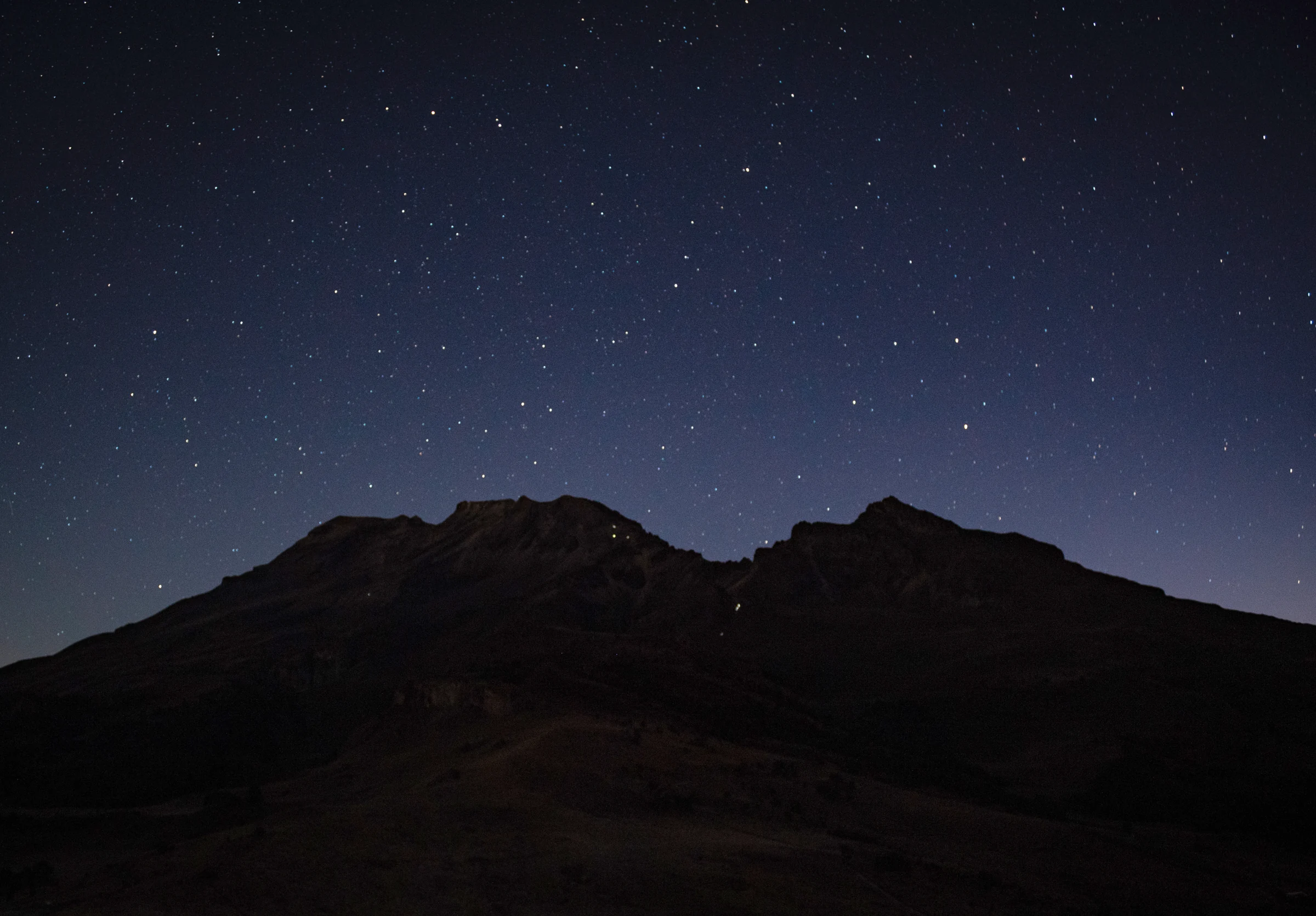 Iztaccíhuatl bajo un cielo estrellado desde el Paso de Cortés