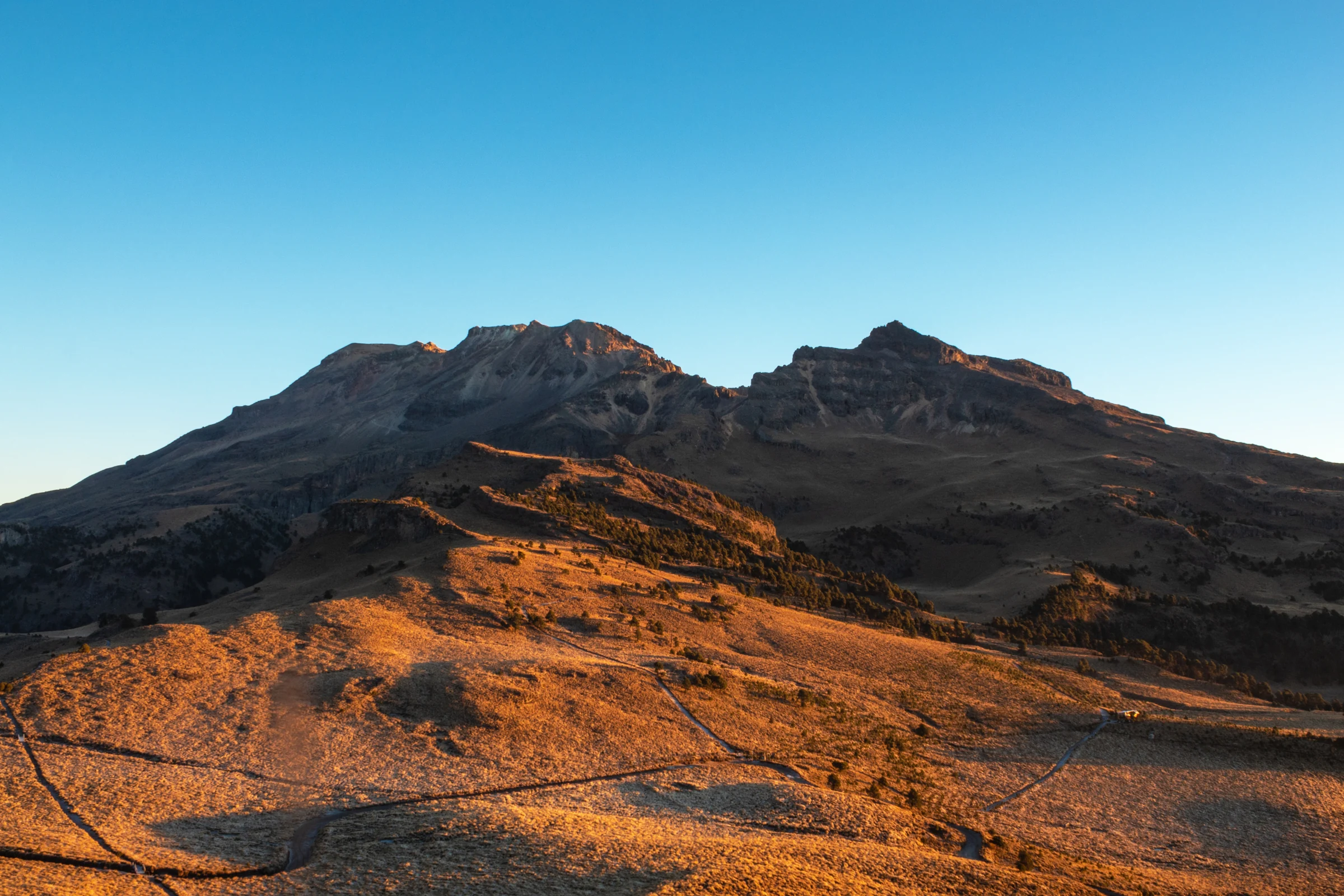 Luz dorada sobre las laderas del Iztaccíhuatl