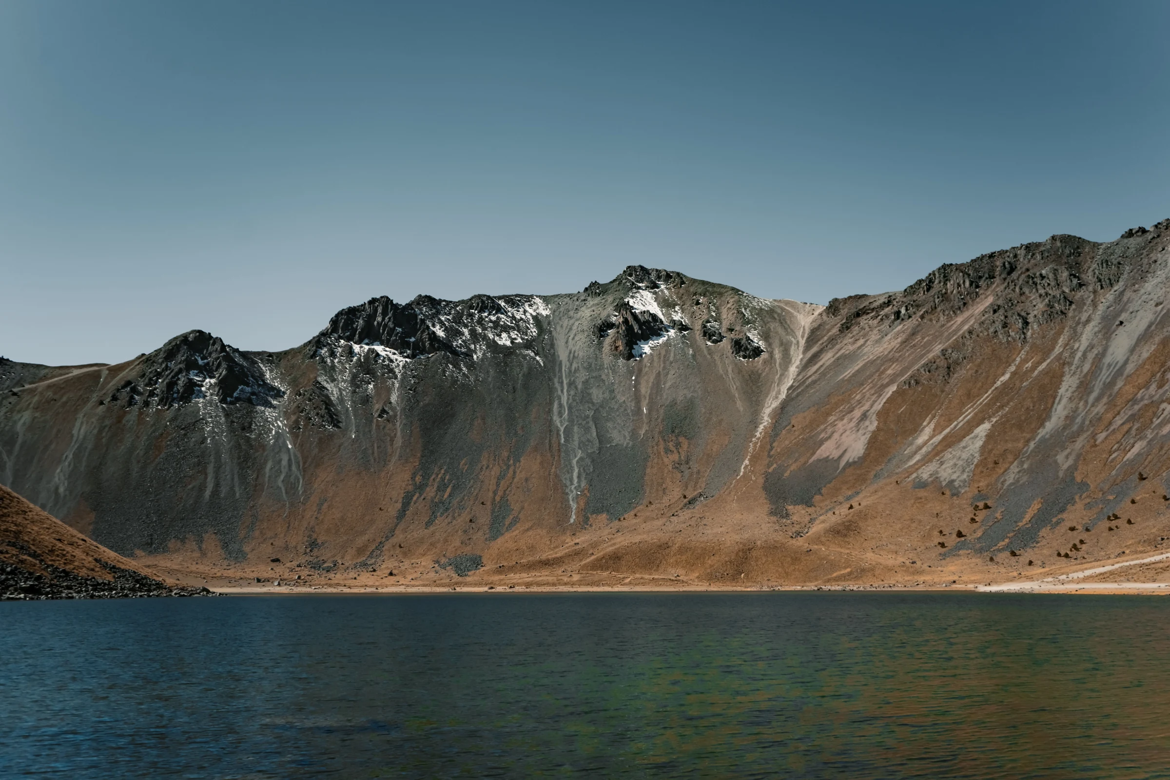 Lago y cumbres del cráter del Nevado de Toluca
