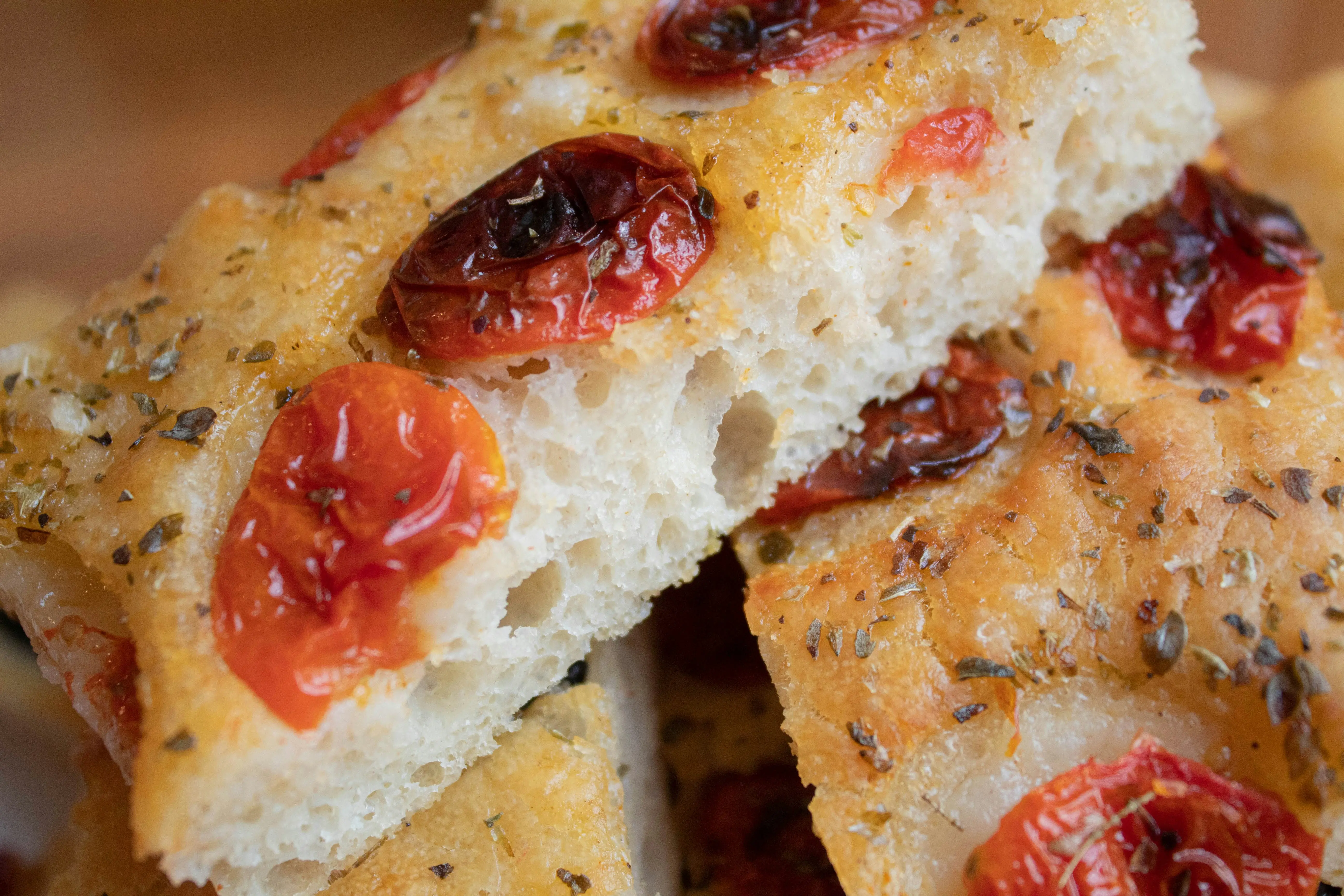 Focaccia artesanal com tomate assado