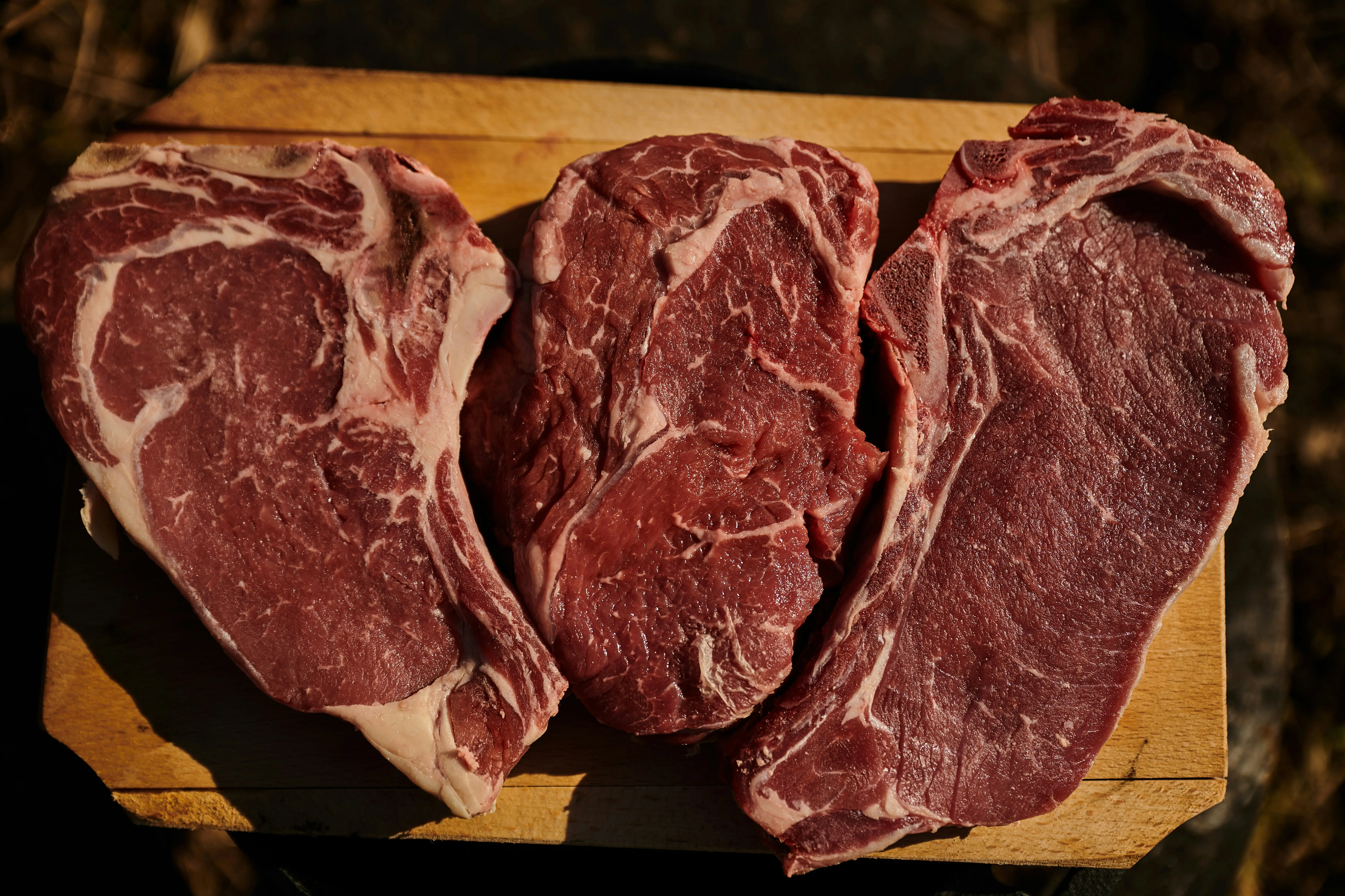 Cortes premium Black Angus sobre tábua de madeira