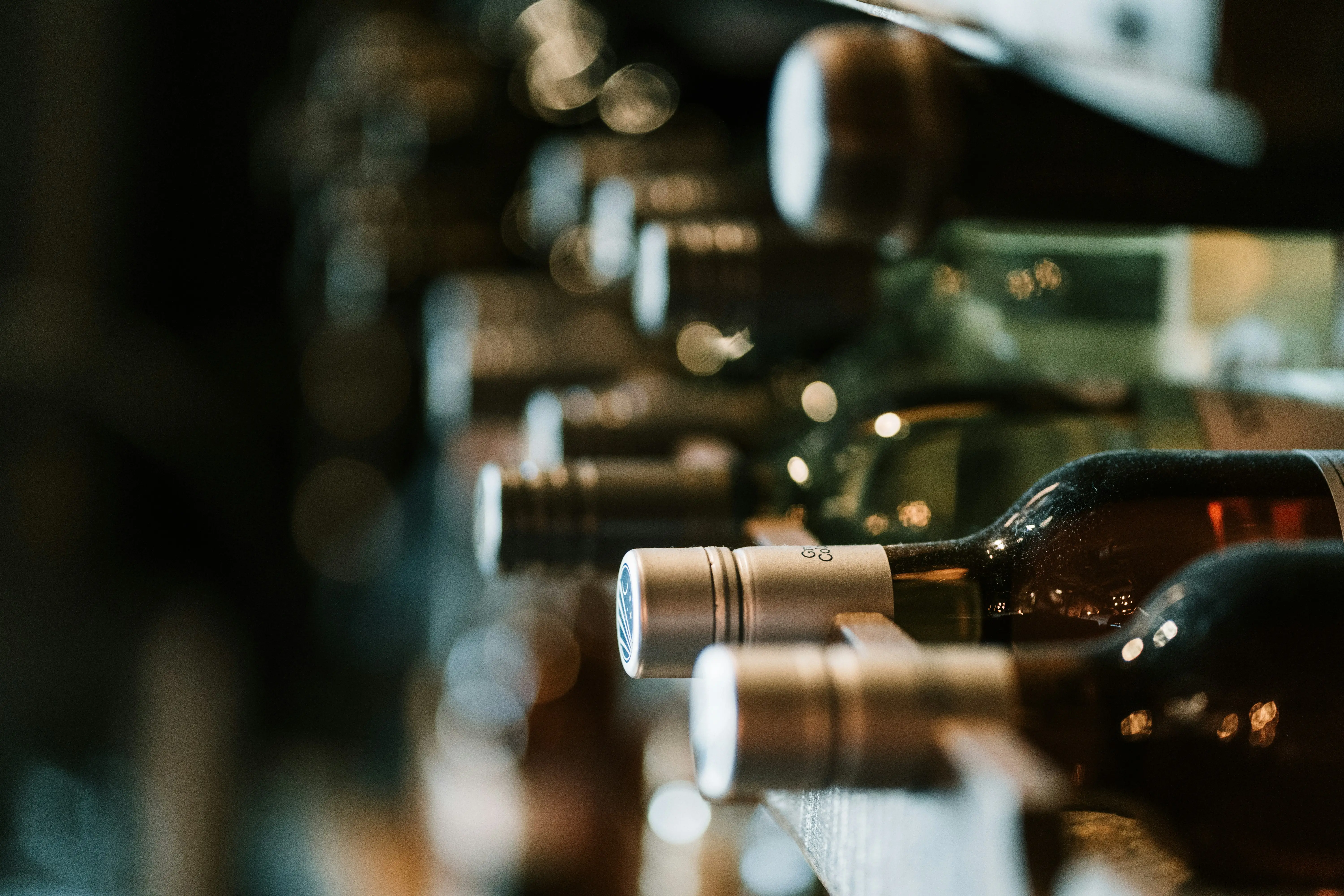 Garrafas de vinho selecionadas da adega